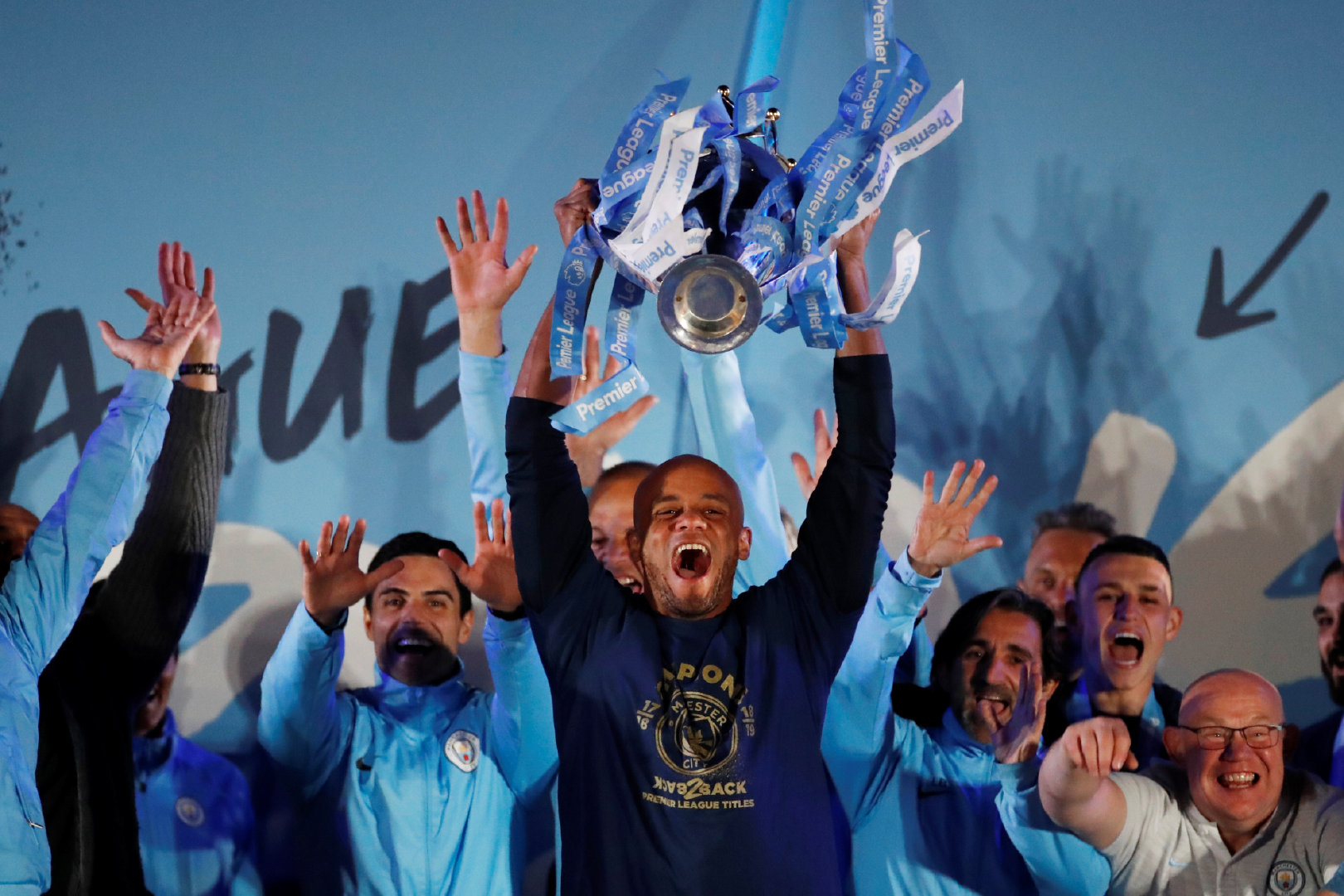 曼联新中锋沟通不畅困扰比赛，教练调整战术提升默契